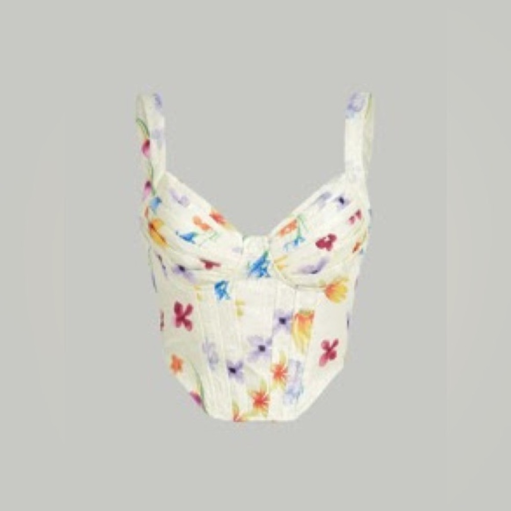 Gorgeous flower tank top, perfect for Summer picnics. - Picture 1 of 3